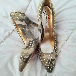NWOB Luchiny Camouflage Gold Spiked Heels, Sz 6
